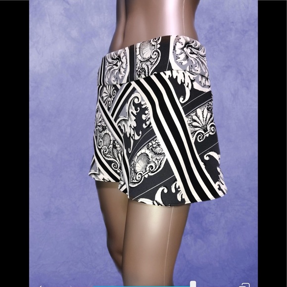 EXPRESS • Black & white Print Skort / size (6) - Picture 3 of 6